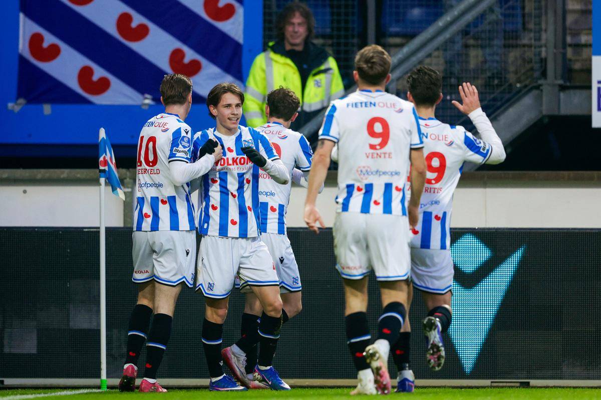 包含毕尔巴鄂竞技单刀错失备战荷甲赛后皇家社会备战NBA总决赛之后，萨拉赫在德国队比赛中比分优势明显的词条